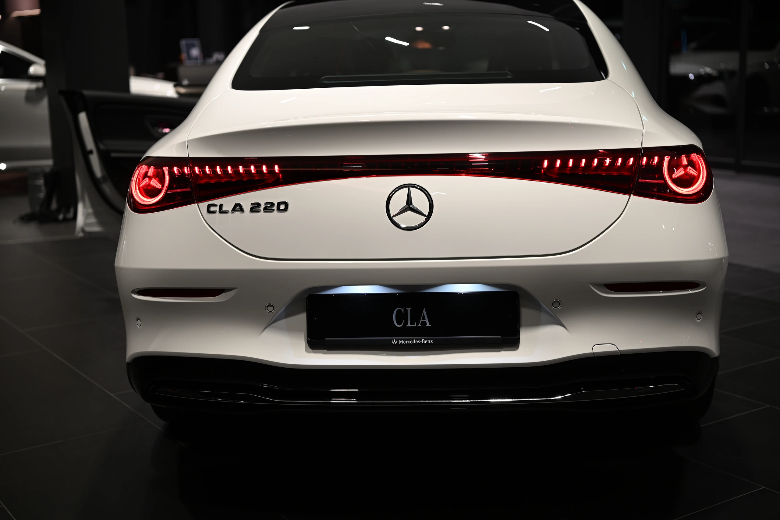 CLA 220 뒷모습과 이어진 라이트 바