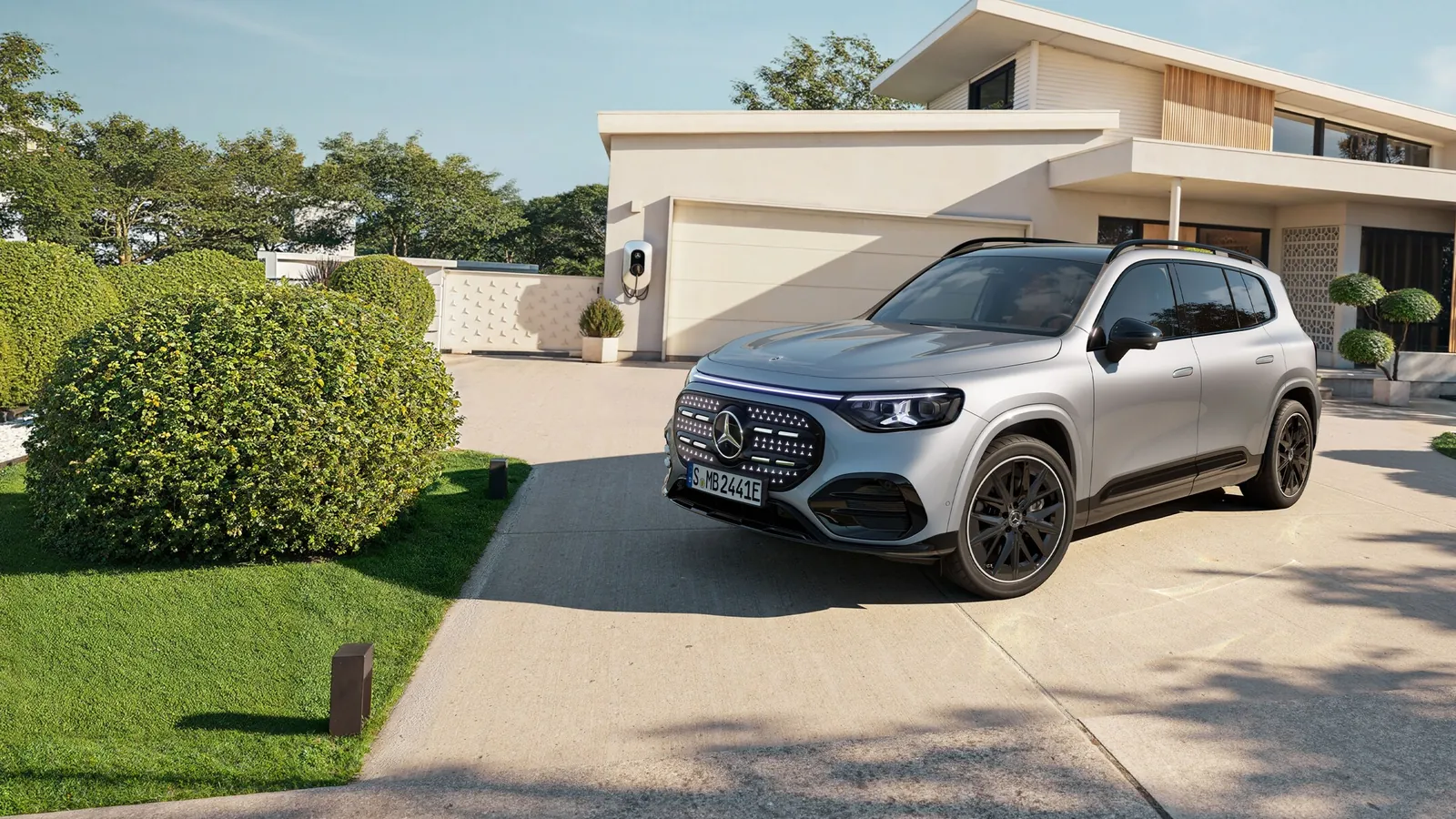 Mercedes-Benz GLB with EQ Technology 정면과 측면